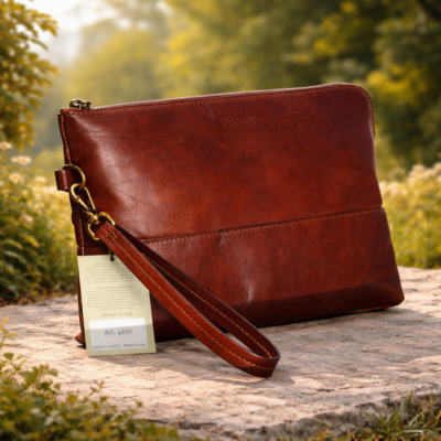 תיק קלאץ׳ מעור איטלקי חום עם רצועת יד – Old Angler Italy