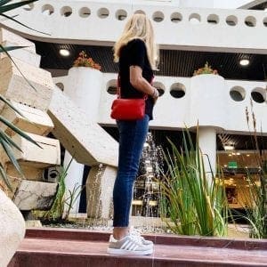 תיק צד קטן מעור אוקספורד על דוגמנית