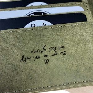 כתב יד אישי שנחרט בלייזר בתוך ארנק