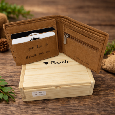 ארנק עור חום פתוח על קופסת עץ ממותגת Rudi עם חריטה פנימית ותא רוכסן