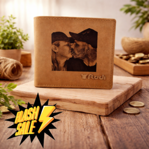 ארנק עור חום עם חריטת לייזר של זוג מתנשק על קופסת עץ – RUDI