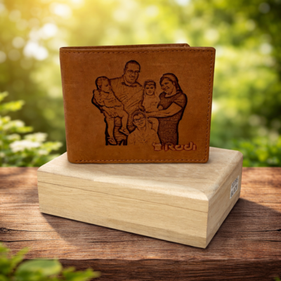 ארנק עור חום עם חריטה בלייזר של תמונה משפחתית מונח על קופסת עץ