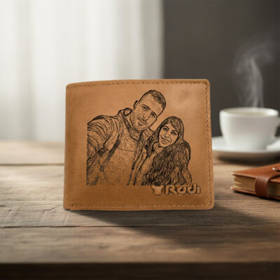 ארנק עור חום עם חריטת לייזר של זוג וצילום מוצר באווירה חמימה