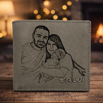 ארנק עור אפור עם חריטה לייזר של זוג מחבק תינוק ולוגו RUDI