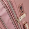 ⁦מזוודה מעוצבת אופנתית בינונית 24" דונה קארן DKNY מדגם Six Four One Ruge+Gold⁩ – תמונה ⁦7⁩