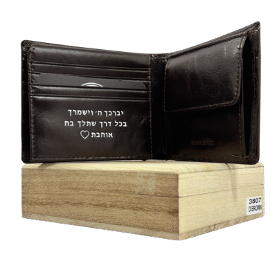 ארנק עור לגבר עם חריטה קבועה מונח על קופסת עץ – Rudi