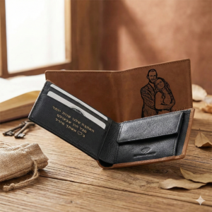 ארנק עור חום לגבר עם חריטה אישית של תמונת זוג, פתוח על שולחן עץ.