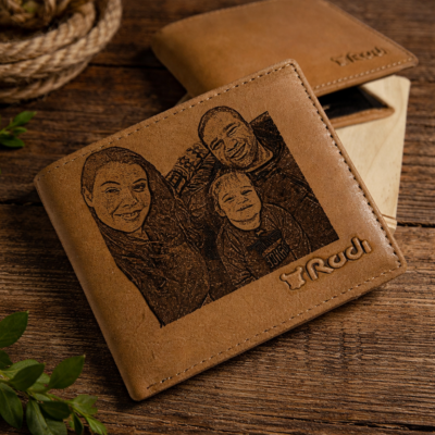 ארנק עור חום עם חריטת לייזר של תמונה משפחתית ולוגו Rudi על רקע עץ טבעי