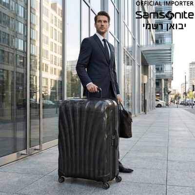 איש עסקים עם מזוודת Samsonite גדולה מחוץ לבניין משרדים יוקרתי בעיר
