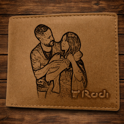 ארנק עור חום בהיר עם חריטת זוג על גבי העור ולוגו , על רקע עץ