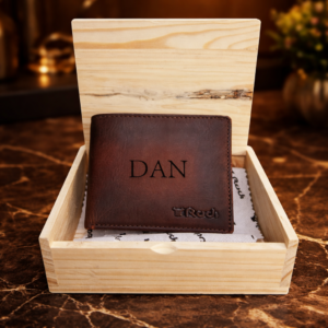 ארנק עם חריטה אישית מעור חום בקופסת עץ יוקרתית מתנה לגבר