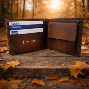 ארנק עור חום לגבר עם חריטה אישית וכרטיסים – Rudi