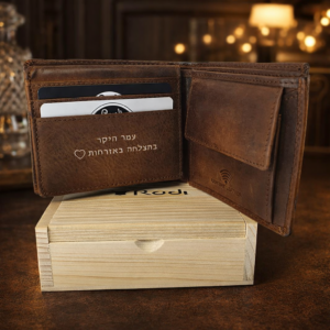 ארנק עור חום לגבר מונח על קופסת עץ עם רקע יוקרתי חם