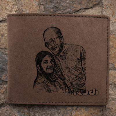 ארנק עור חום עם חריטת תמונה אישית של זוג בעבודת לייזר מדויקת