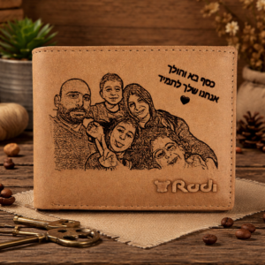 ארנק עור עם חריטת תמונה משפחתית אישית על רקע כפרי חמים – מתנה מרגשת בהתאמה אישית