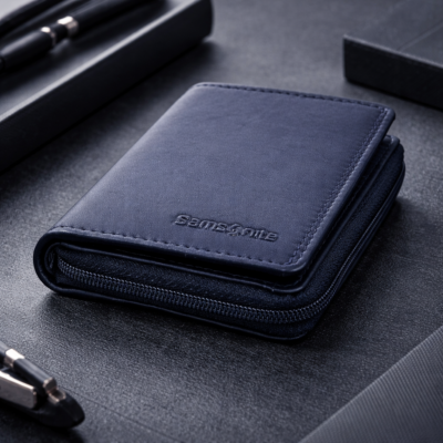 ארנק סמסונייט כחול כהה מעור איכותי עם רוכסן ועיצוב יוקרתי