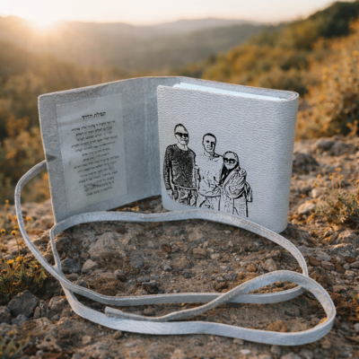 ספר תהילים מעור עם חריטת תמונה אישית, פתוח בטבע באור רך ומלא משמעות רוחנית