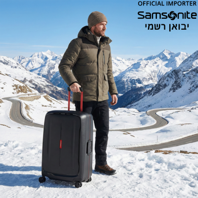 גבר לבוש בגדי חורף עומד בנוף מושלג של הרי האלפים ואוחז במזוודת סמסונייט שחורה עם ידית אדומה.