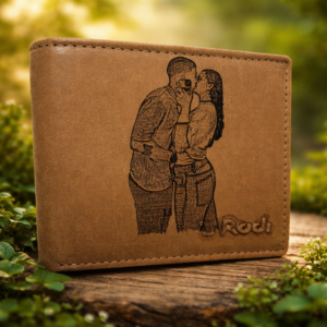 ארנק עור חום עם חריטת לייזר של זוג מתנשק בעיצוב אישי