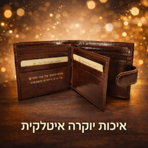 ארנק עור איטלקי לגבר Old Angler עם חריטה פנימית, פתוח, על רקע יוקרתי בצבע זהב