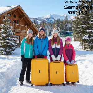 משפחה של ארבע נשים בבגדי סקי עומדת בשלג עם סט מזוודות סמסונייט צהובות.