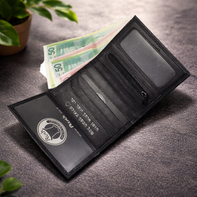 ארנק עור לגבר פתוח עם תאים לכרטיסים ושטרות על רקע כהה לקטלוג