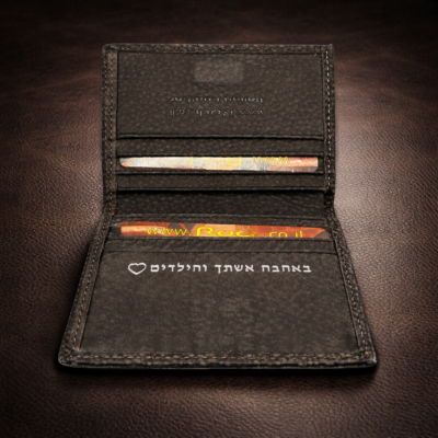 ארנק קטן מעור עם חריטה פנימית אישית צבע חום כהה יוקרתי