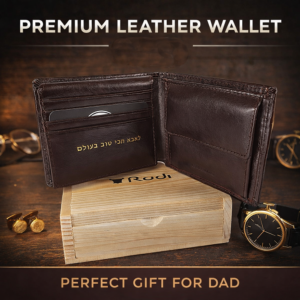 ארנק עור חום יוקרתי לגבר עם חריטה אישית מונח על קופסת עץ ממותגת RUDI