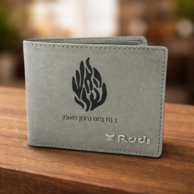 ארנק עור אפור Rudi עם חריטה אישית וסמל להבה שחורה על רקע עץ חמים