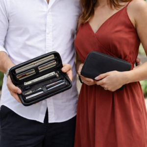 ארנק עור עם רוכסן היקפי פתוח וסגור לגבר ולאישה – תצוגת שימוש משותפת