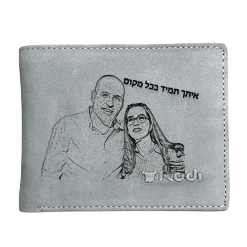 ארנק עור עם חריטת תמונה משפחתית בעיצוב אישי – מוצר ייחודי מהסטודיו של רודי