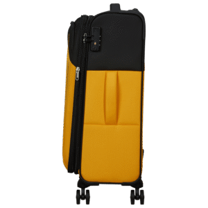 מזוודה צהובה American Tourister בגודל בינוני – דגם Daring Dash 66.5 ס"מ עם גלגלים כפולים MF749002
