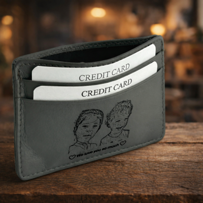 ארנק כרטיסים מעור אפור עם חריטת לייזר של שני ילדים וכיתוב We love you so much