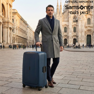 גבר במעיל אפור וצעיף בורדו מושך מזוודה שחורה עם ידיות אדומות ברחוב מרוצף בפריז, כשברקע מגדל אייפל ובתי קפה.