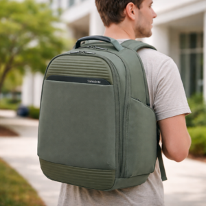 סטודנט עם תיק גב סמסונייט ירוק על הגב בקמפוס, התמקדות בתיק למחשב נייד