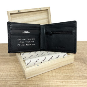 ארנק בוסטון עם חריטה כסופה קבועה מעור איטלקי Full Grain פתוח על קופסת עץ טבעית