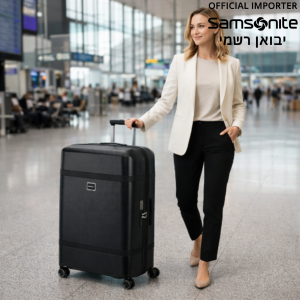 מזוודת Samsonite שחורה עם 4 גלגלים בשדה תעופה עם אישה אלגנטית