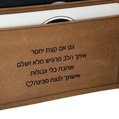 ⁦ארנק עור עם תמונה חרוטה  – חריטה בלייזר על עור Full Grain מבית RUDI (ארנק גדול)⁩ – תמונה ⁦3⁩