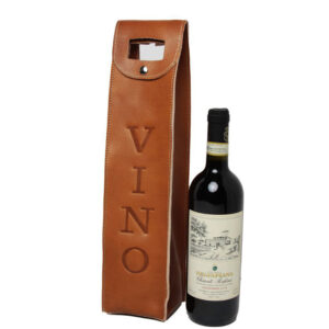 מארז עור חום יוקרתי לבקבוק יין עם הכיתוב VINO ובקבוק יין אדום לצדו.