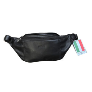 פאוץ' עור אמיתי בצבע חום קוניאק עם רוכסן ורצועה מתכווננת.