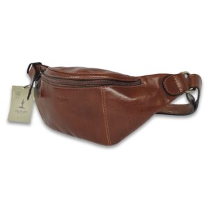 פאוץ' עור חום של מותג Old Angler עם רוכסן ורצועה מתכווננת על רקע לבן.