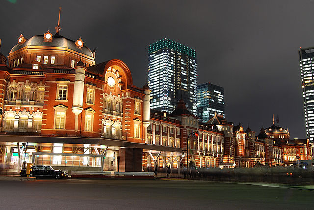 תחנת טוקיו (Tokyo Station) מבניין Marunouchi Oazo, צילום לילה מרהיב.