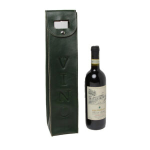 מארז עור יוקרתי בצבע חום קלאסי לבקבוק יין עם חיתוך המילה VINO ובקבוק יין לצדו.