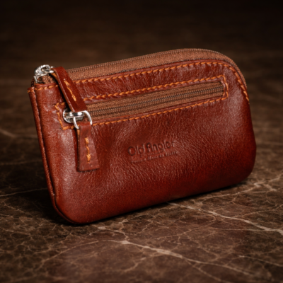 נרתיק לכרטיסי אשראי מעור איטלקי דגם 5541 Old Angler על רקע יוקרתי