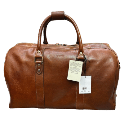 תיק נסיעות עור איטלקי Old Angler Italy עם רצועות עור ותג מוצר.