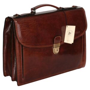 תיק עור חום יוקרתי מונח על שולחן עץ במשרד מפואר, עם אנשי עסקים בחליפות משוחחים ברקע.