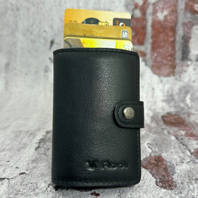 ארנק כרטיסים נשלפים לגבר מעור נאפה עומד עם כרטיסים על רקע לבנים