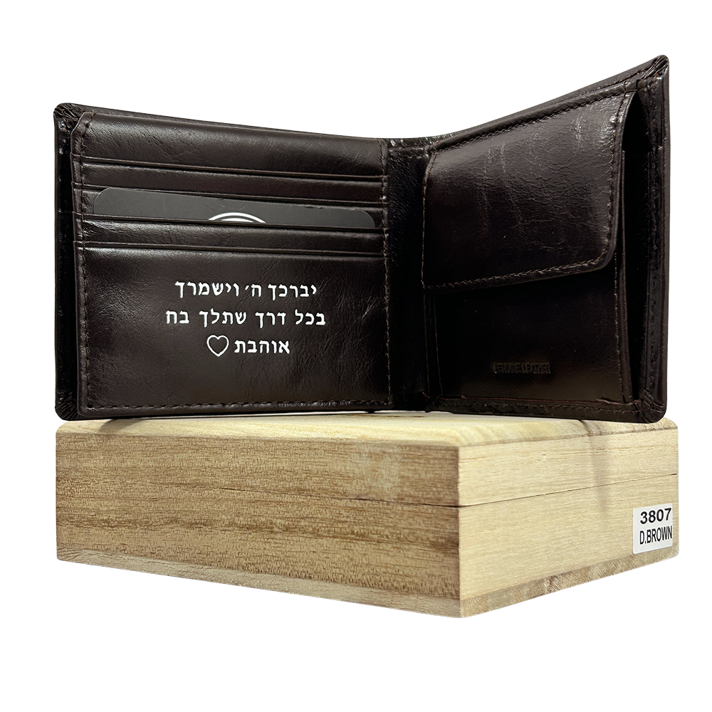 ארנק עור לגבר עם חריטה קבועה על קופסת עץ – Rudi