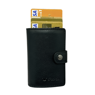 ארנק כרטיסים לגבר עם כרטיסי אשראי בחלקו העליון