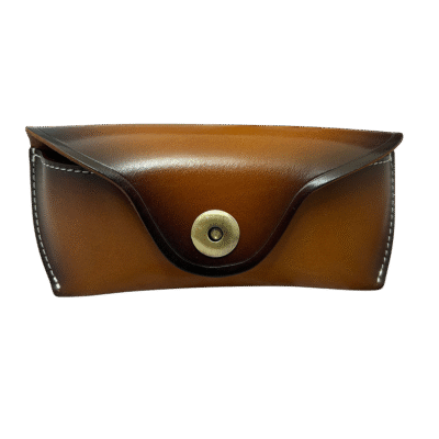 נרתיק משקפיים מעור חום עם סגירת כפתור מגנט – רודי מוצרי עור